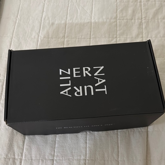 Naturalizer Gold Sandals Minimalist Design - Picture 6 of 7